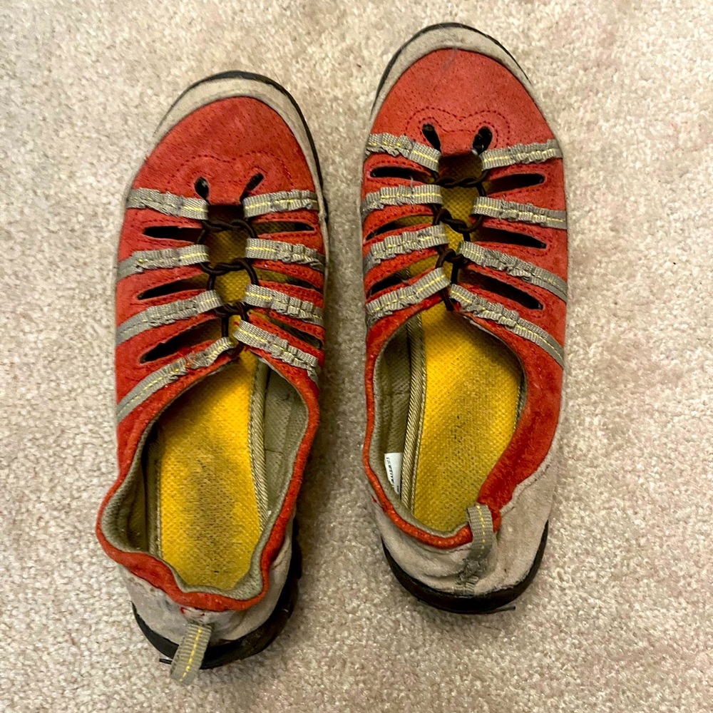 Women's Size 7 Mountrek slip-on shoes.  So cute with lots of life left 😊